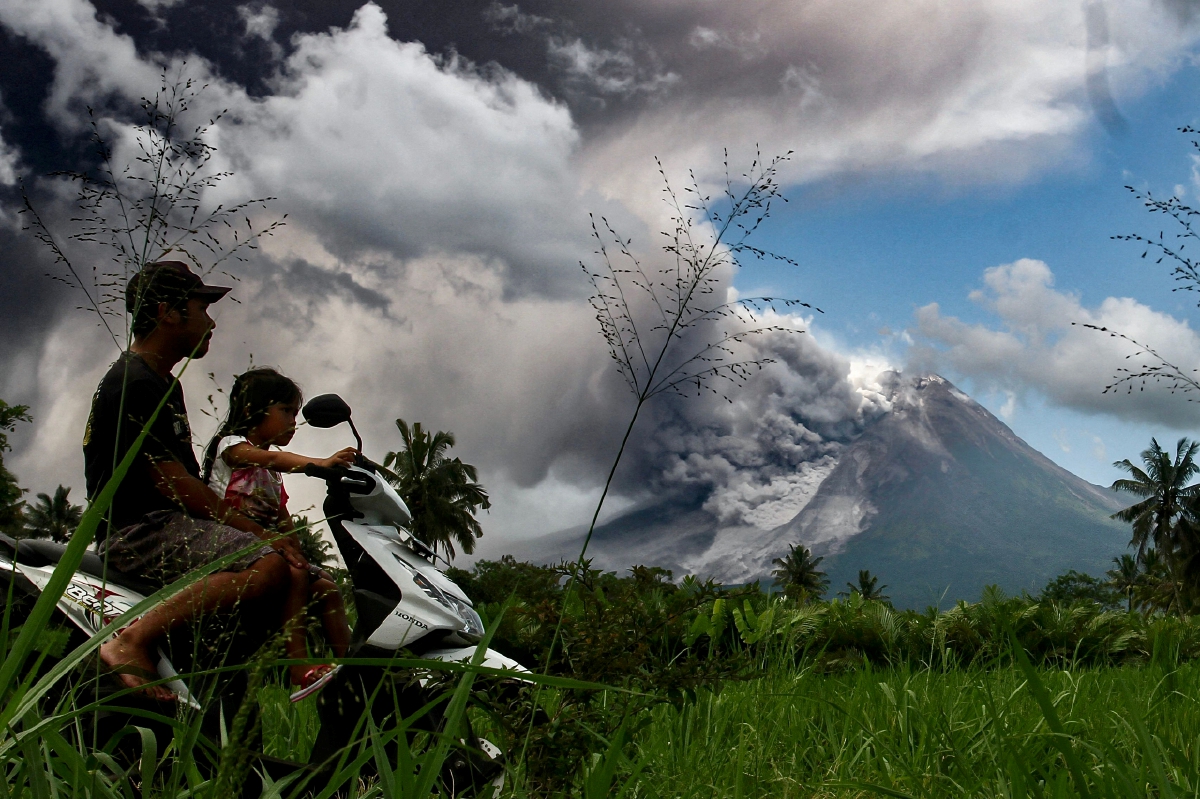 Gununng Merapi muntahkan awan panas hari ini. FOTO AFP