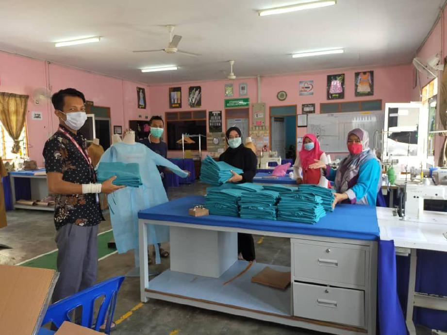 KAKITANGAN GiatMara Pulau Pinang menghasilkan Peralatan perlindungan diri (PPE) bagi disumbangkan kepada di Hospital Balik Pulau, dekat sini, bagi kegunaan petugas barisan hadapan. FOTO Ihsan GIATMARA