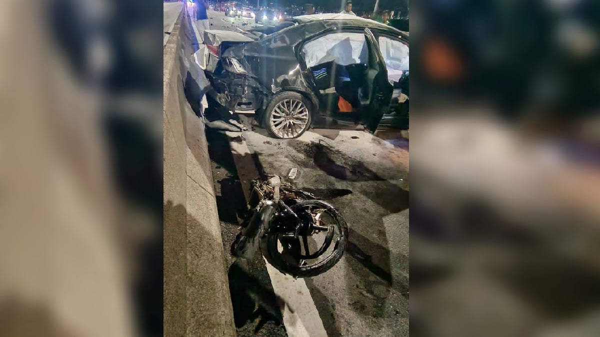 Keadaan motosikal yang ditunggangi pasangan tunang yang maut selepas dilanggar pemandu kereta berusia 16 tahun dalam kemalangan di Kilometer (KM) 1.9 Jambatan Pulau Pinang menghala Perai. FOTO Ihsan Pembaca