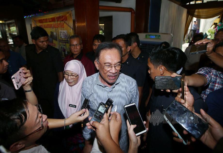 DATUK Seri Anwar Ibrahim hadir bersama Timbalan Perdana Menteri, Datuk Seri Dr. Wan Azizah Wan Ismail ketika sidang media di Majlis Alumni Yayasan Anda Akademik yang diadakan di D'Saji Taman tasik Titiwangsa. FOTO Eizairi Shamsudin