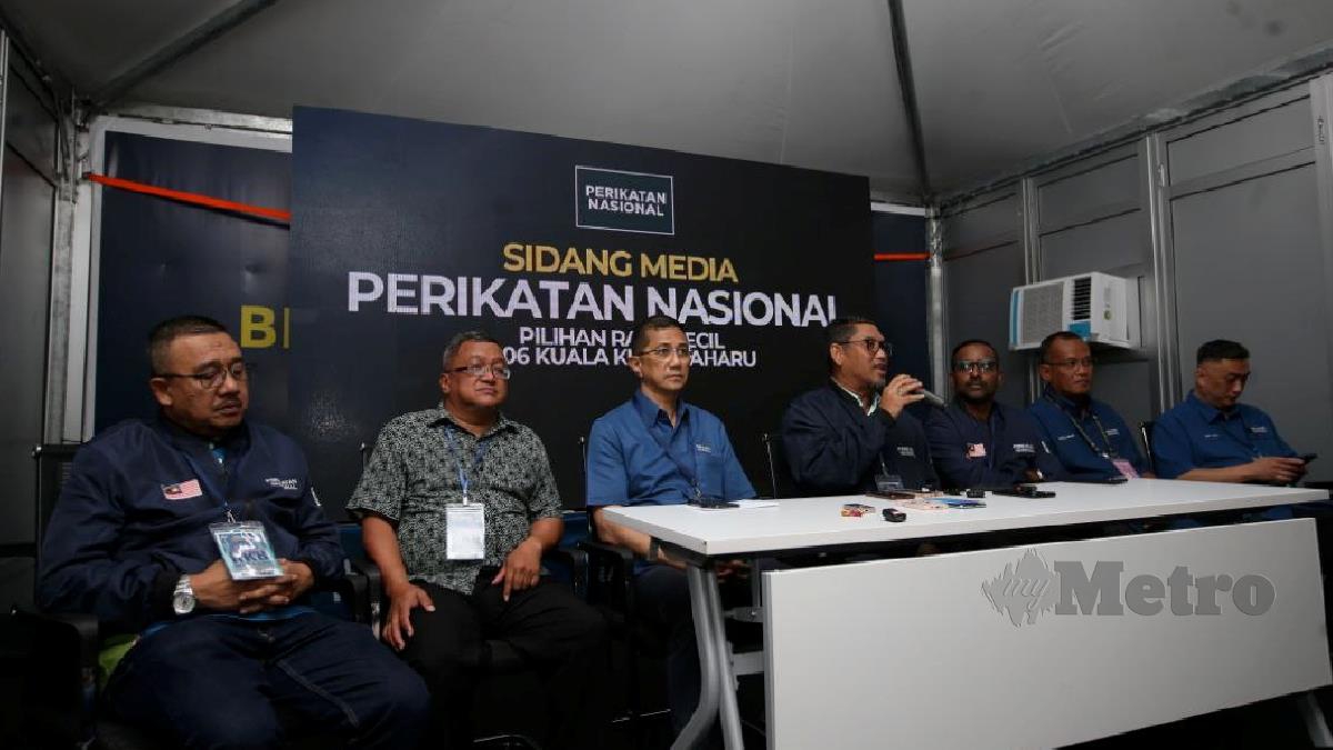 Timbalan Presiden BERSATU, Datuk Seri Faizal Azumu bersama calon Perikatan Nasional, Khairul Azhari Saut ketika sidang media di Bilik Gerakan Utama Perikatan Nasional susulan keputusan Pilihan Raya Kecil N.06 Kuala Kubu Bharu. FOTO EIZAIRI SHAMSUDIN