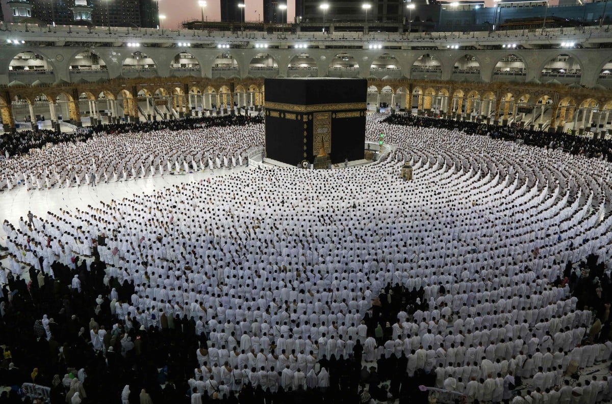 Gambar hiasan menunjukkan umat Islam menunaikan solat di sekeliling Kaabah. - FOTO AFP
