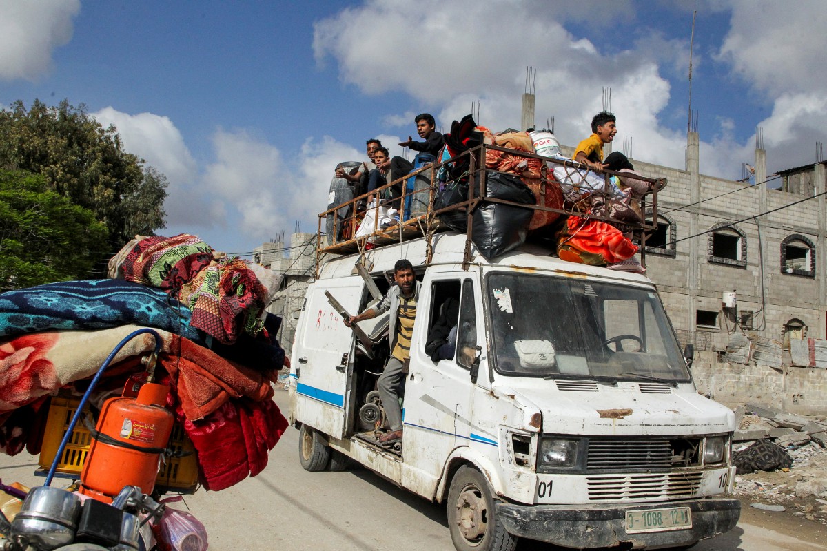 Sebahagian penduduk Palestin yang terpaksa meninggalkan Rafah. - FOTO Reuters