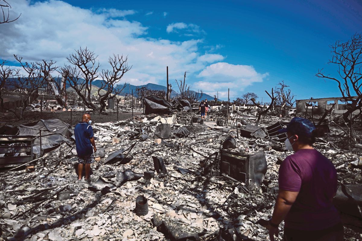 LELAKI melihat rumah keluarganya yang sudah musnah susulan kebakaran hutan di Lahaina, barat Maui, Hawaii. FOTO AFP 