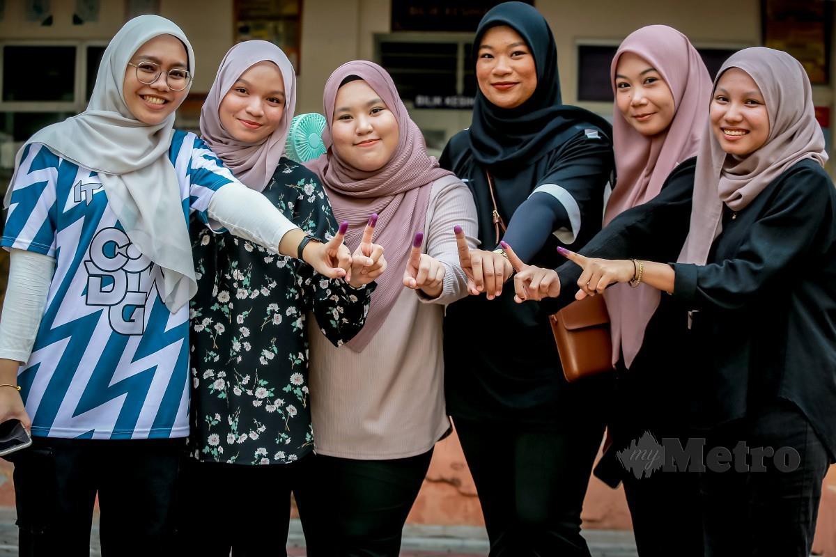 Enam sahabat mengundi bersama pada Pilihan Raya Negeri (PRN) Selangor bagi Dewan Undangan Negeri (Dun) Jeram di Sekolah Kebangsaan Puncak Alam 2. - FOTO NSTP