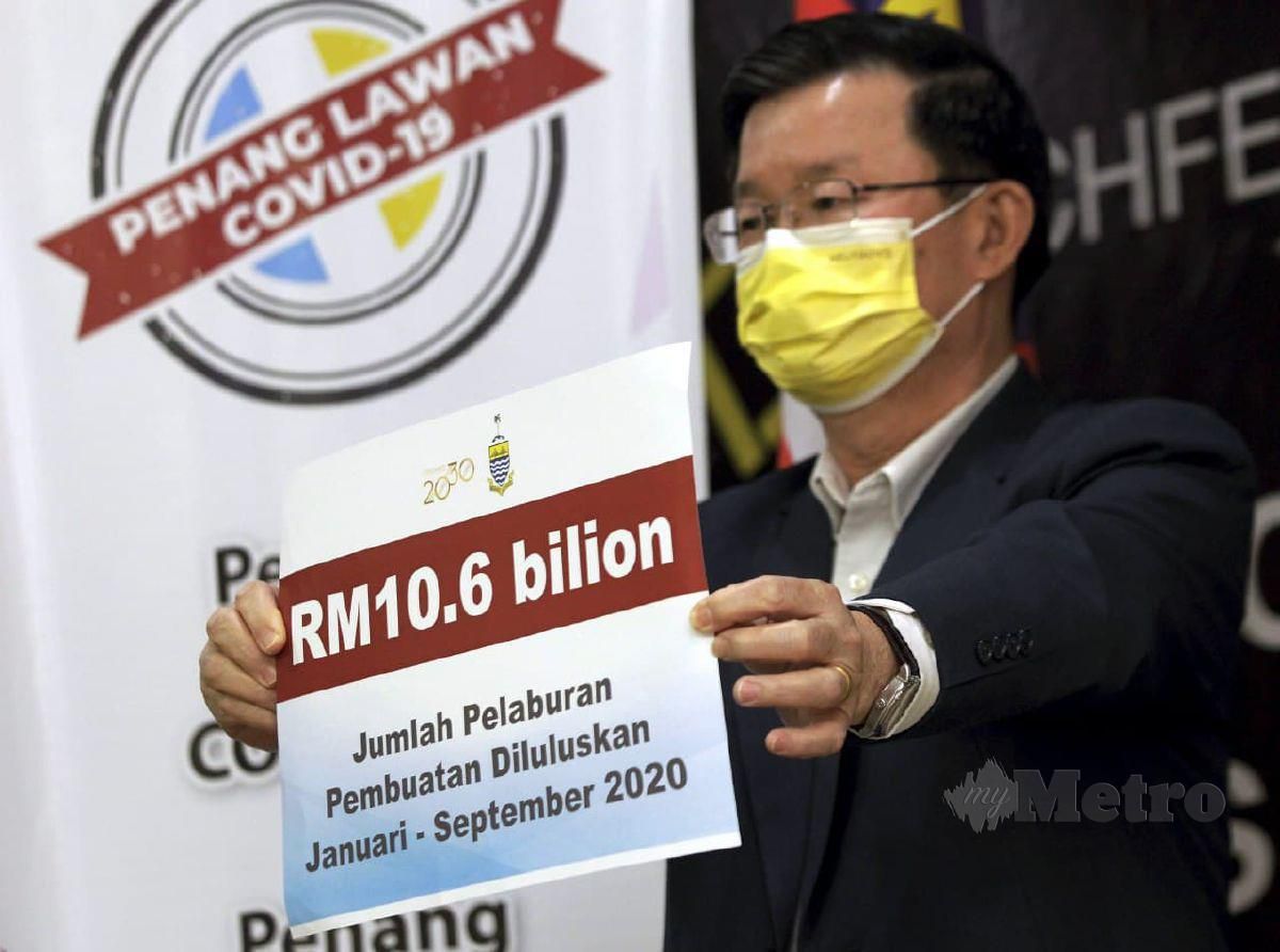 CHOW Kon Yeow menunjukkan jumlah pelaburan pembuatan diluluskan dari Januari hingga September 2020 berjumlah RM10.6 bilion ketika sidang media hari ini. FOTO Danial Saad