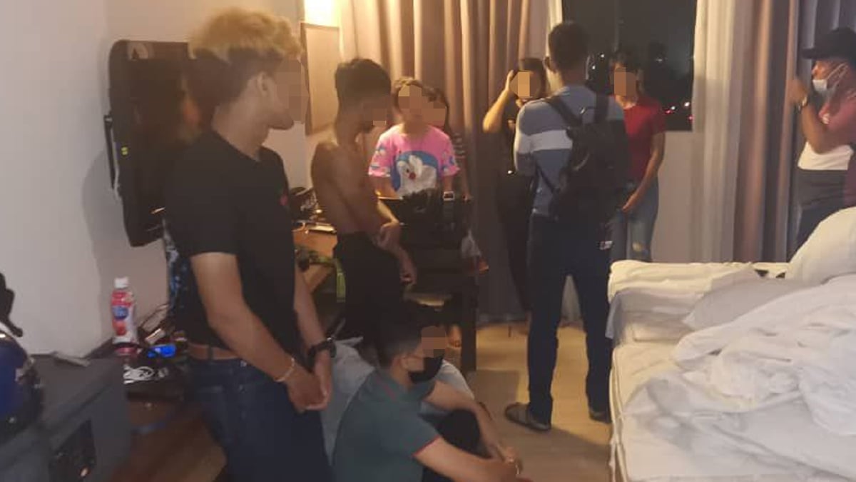 POLIS menahan 10 remaja yang didapati berparti di dalam bilik sebuah hotel dalam operasi pemeriksaan pematuhan prosedur operasi standard (SOP) PKPB. FOTO Ihsan PDRM