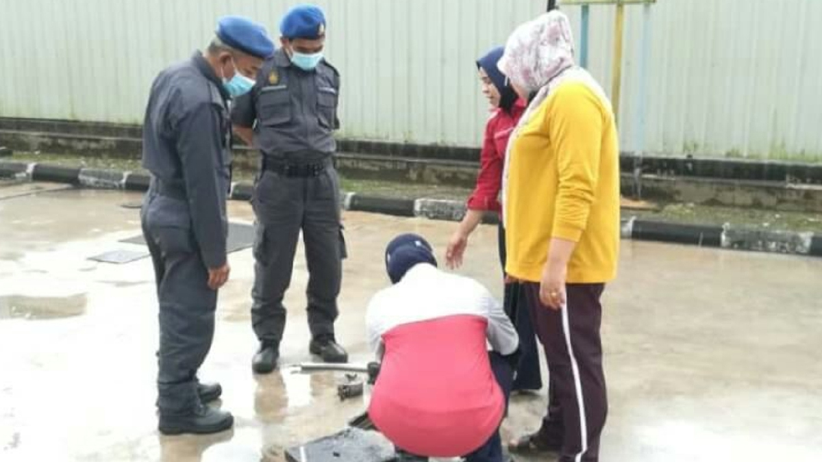 PEGAWAI dan anggota penguatkuasa KPDNHEP melakukan pemeriksaan tangki minyak di Kampung Anak Ikan, Besut. FOTO Ihsan KPDNHEP.