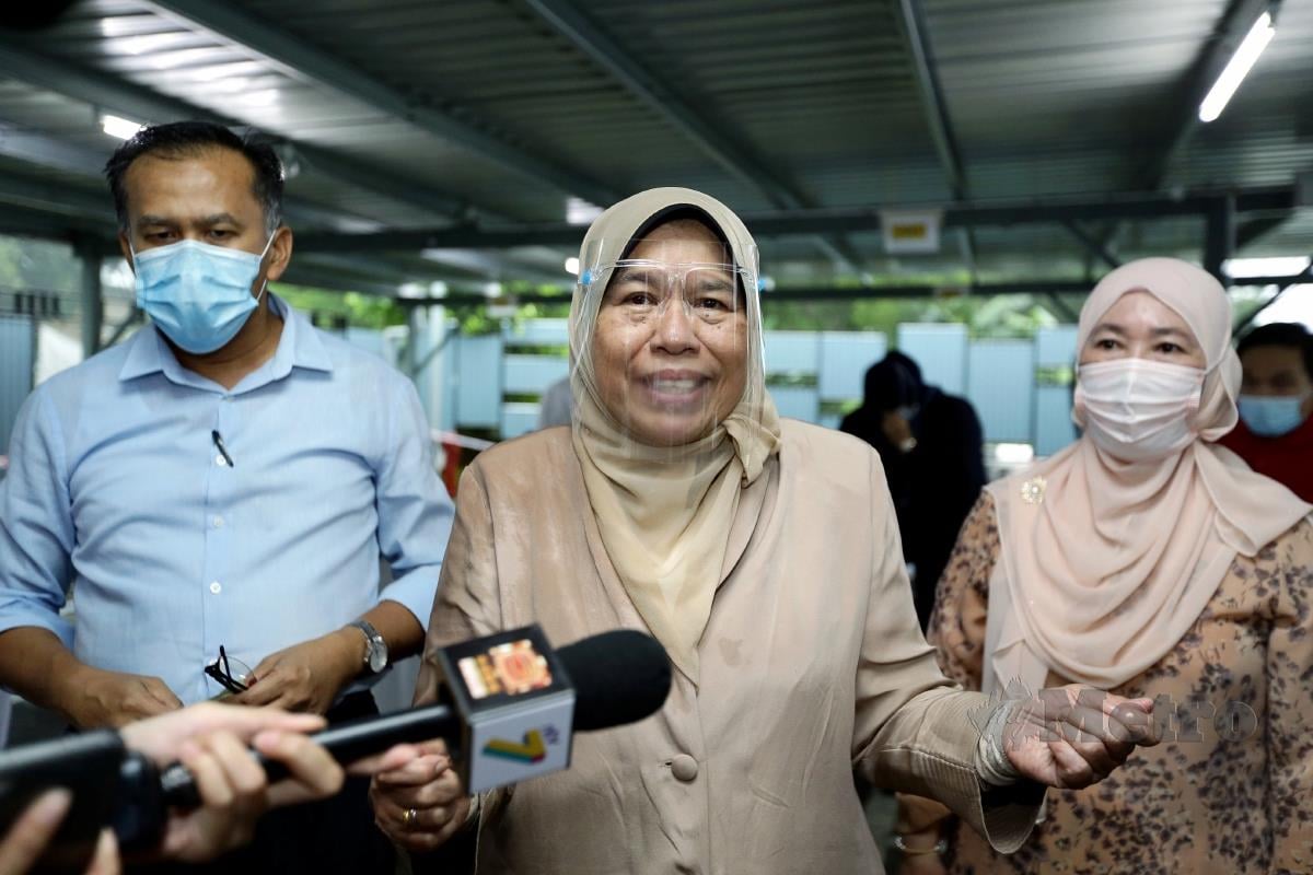 ZURAIDA Kamaruddin ketika sidang media selepas mengadakan lawatan kerja ke Fasiliti Inovasi Kitar Semula (FIKS), Putrajaya. FOTO Mohd Fadli Hamzah