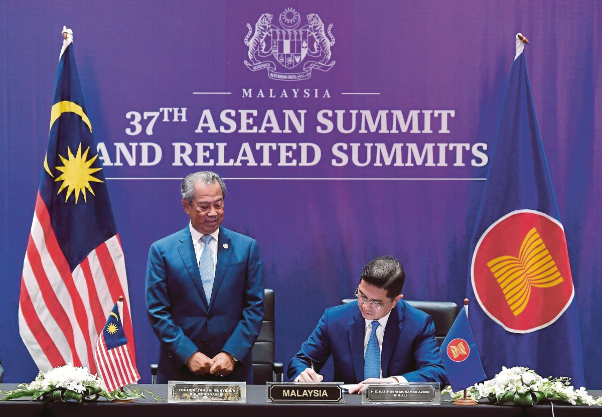 TAN Sri Muhyiddin Yassin menyaksikan upacara menandatangani Perjanjian Perkongsian Ekonomi Komprehensif Serantau yang ditandatangani oleh Datuk Seri Mohamed Azmin Ali pada Sidang Kemuncak ASEAN ke-37 dan Sidang Kemuncak Berkaitan yang diadakan hampir, hari ini. FOTO Bernama
