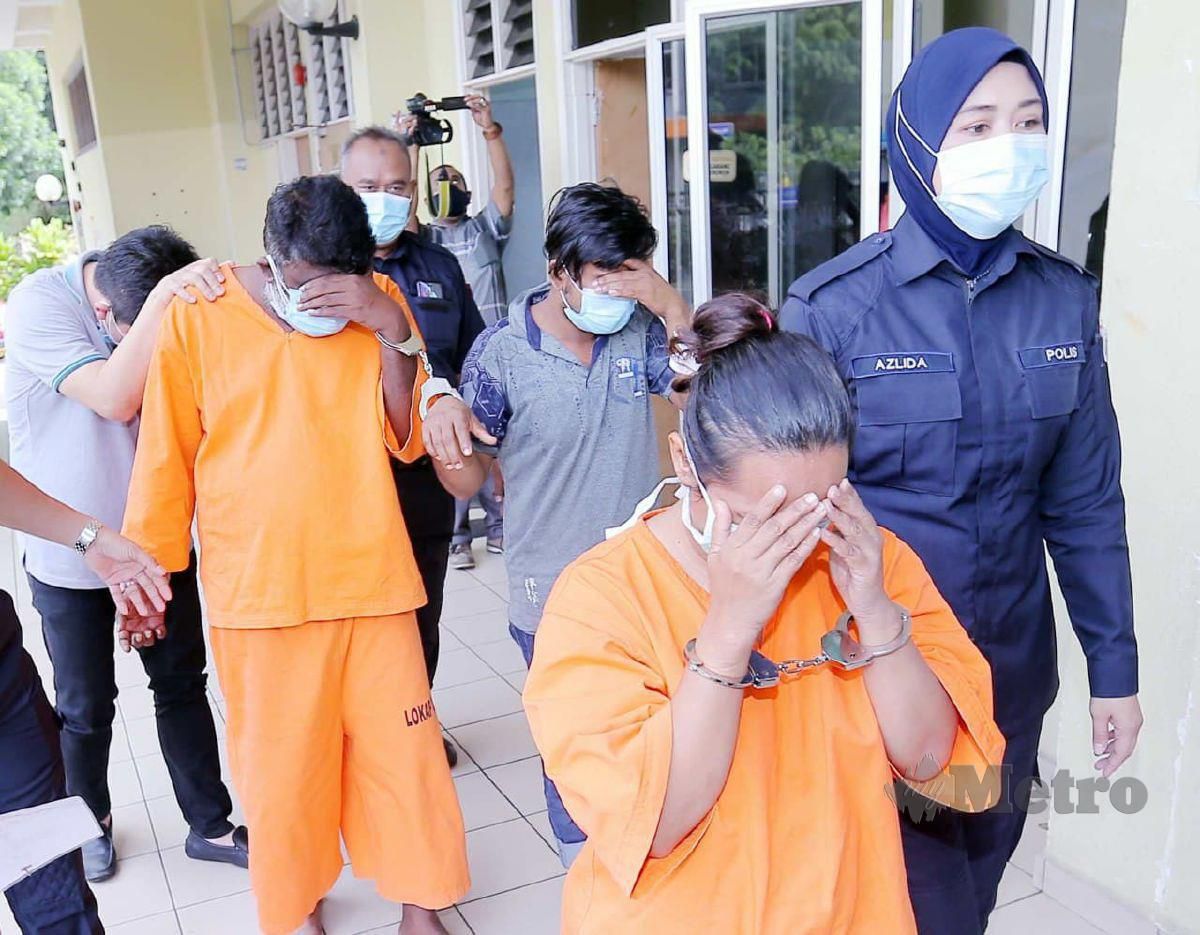 EMPAT suspek termasuk seorang wanita di bawa ke Mahkamah Majistret Selayang bagi lanjutan tahanan reman berhubung kes pencemaran Sungai Selangor. FOTO Saifullizan Tamadi