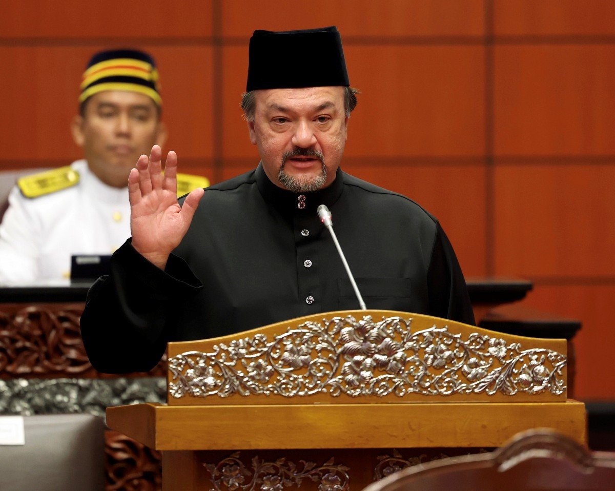 Datuk Seri Amir Hamzah Azizan mengangkat sumpah jawatan sebagai Ahli Dewan Negara di Bangunan Parlimen. - FOTO BERNAMA