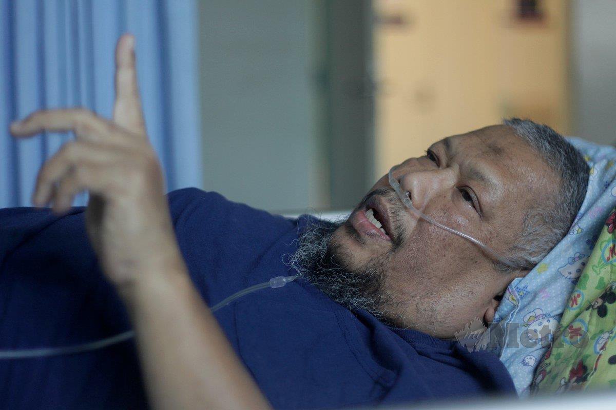Pelakon, pelawak dan penulis lirik popular, Bob Lokman, 56, menjalani pembedahan memasukkan alat Implantable Automatic Cardioverter Defibrillator (IACD) pada jantungnya di Hospital Sultanah Bahiyah, Alor Setar, Kedah, hari ini. FOTO ASWADI ALIAS.