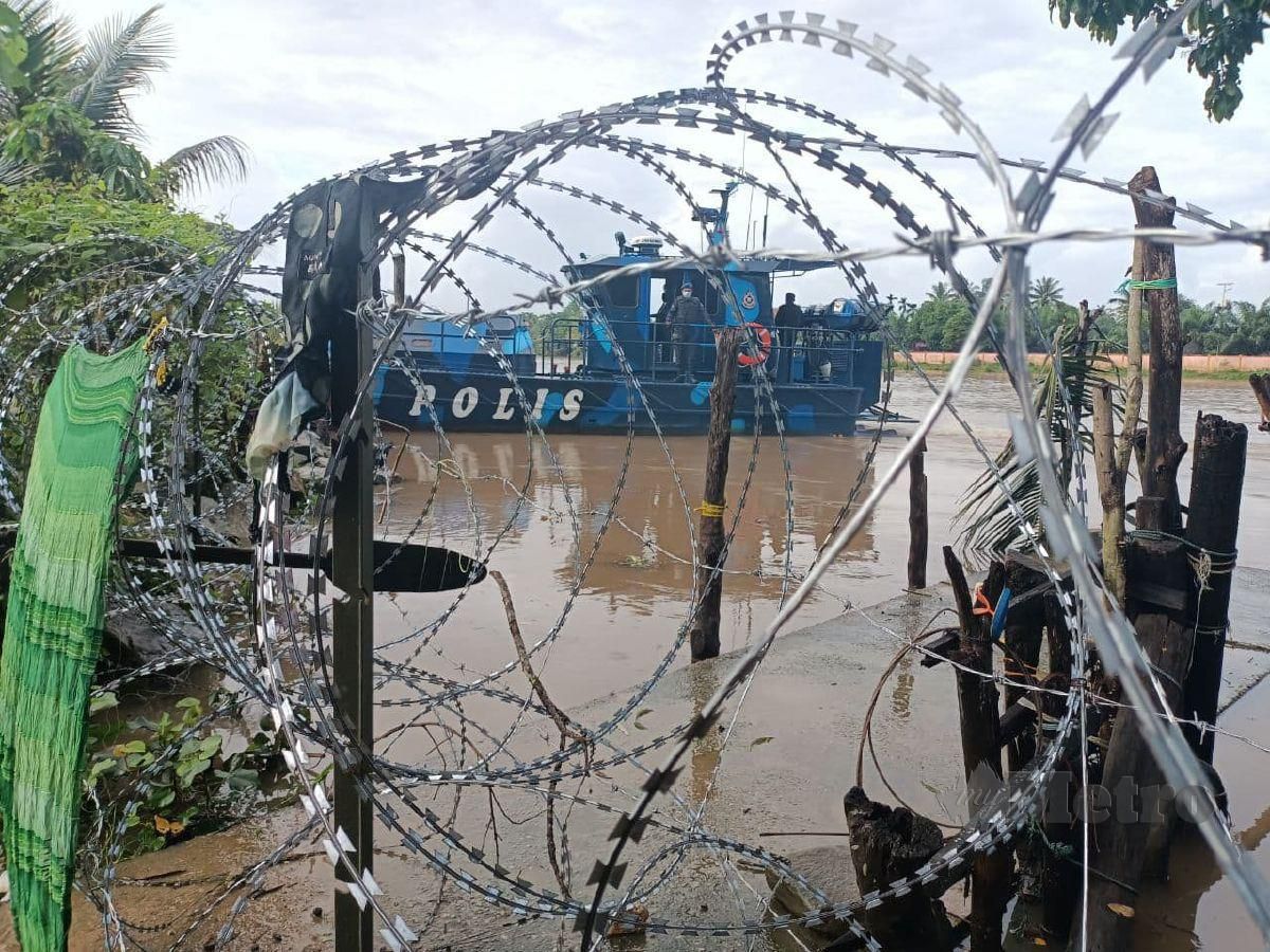 ANGGOTA dan pegawai polis daripada IPD Tumpat dan PPM Wilayah Tiga Pengkalan Kubor yang turut sama dalam tinjauan di sepanjang perairan Sungai Golok di Pengkalan Kubor hari ini. FOTO Siti Rohana Idris