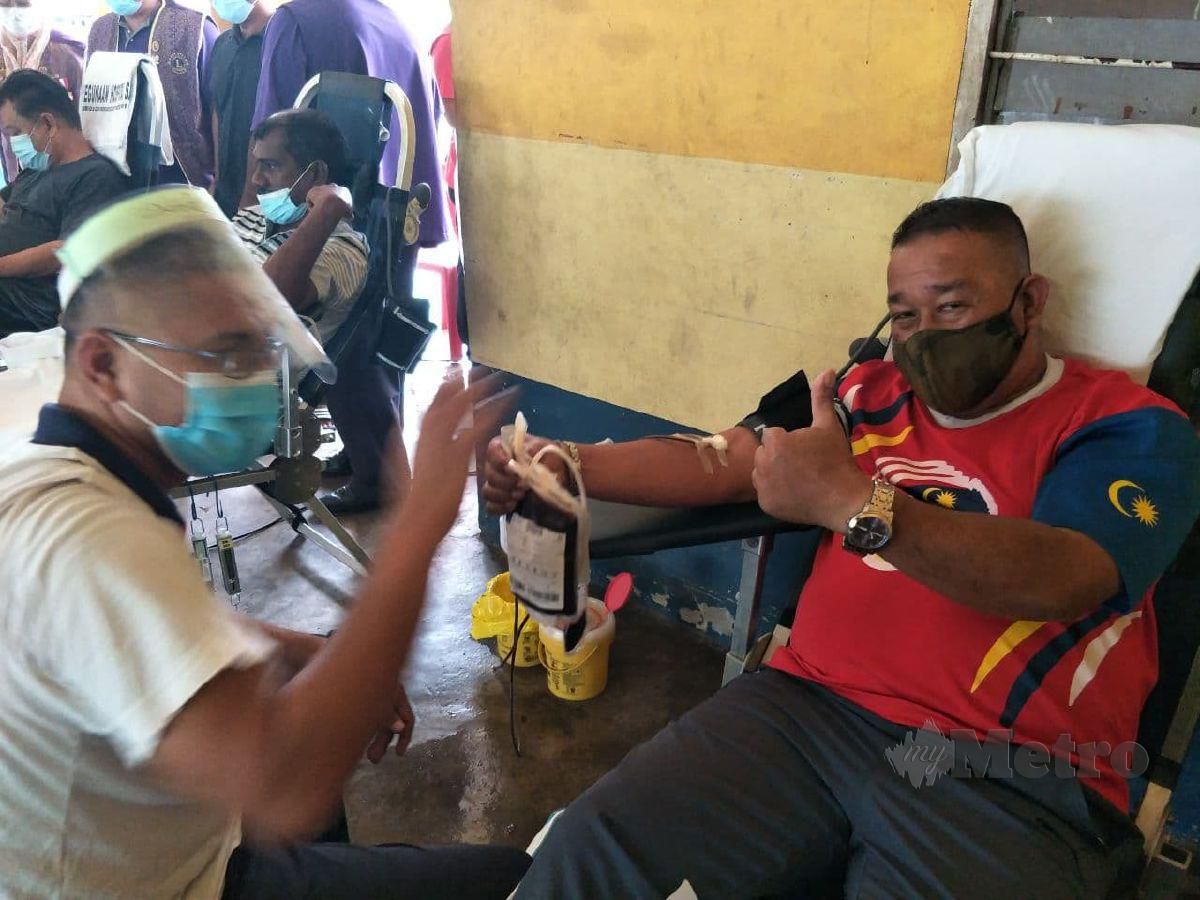 CHE Azman tunjuk satu pain darah yang diderma untuk tabung darah Hospital Sultan Ismail Petra Kuala Krai, di Stesen Keretapi Lama, Gua Musang, di sini, hari ini. FOTO Ramli Ibrahim