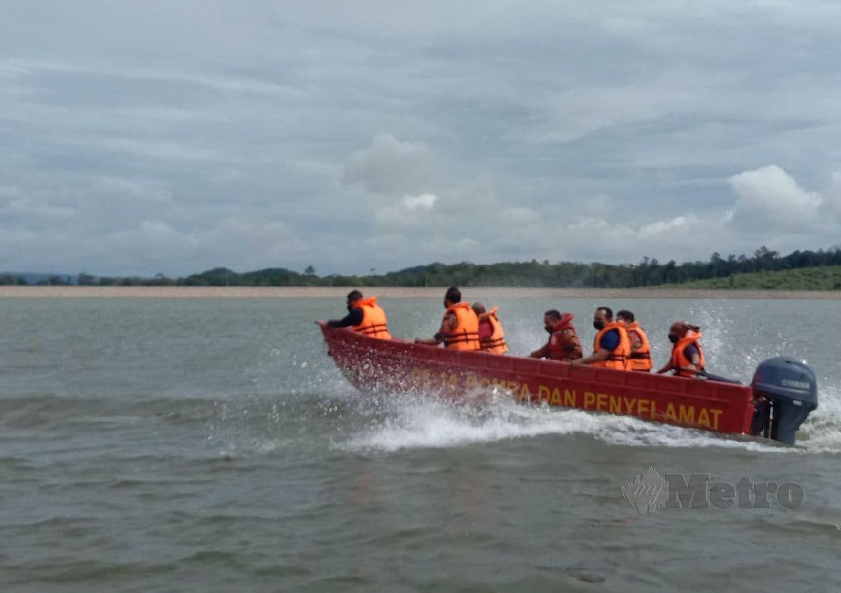 PASUKAN Bomba dan Penyelamat Zon 3 melakukan gerakkan menyelamat mangsa lemas dalam Latihan Pengendalian Bot Dan Menyelamat di Air di Empangan Kahang di Kluang. FOTO Adnan Ibrahim