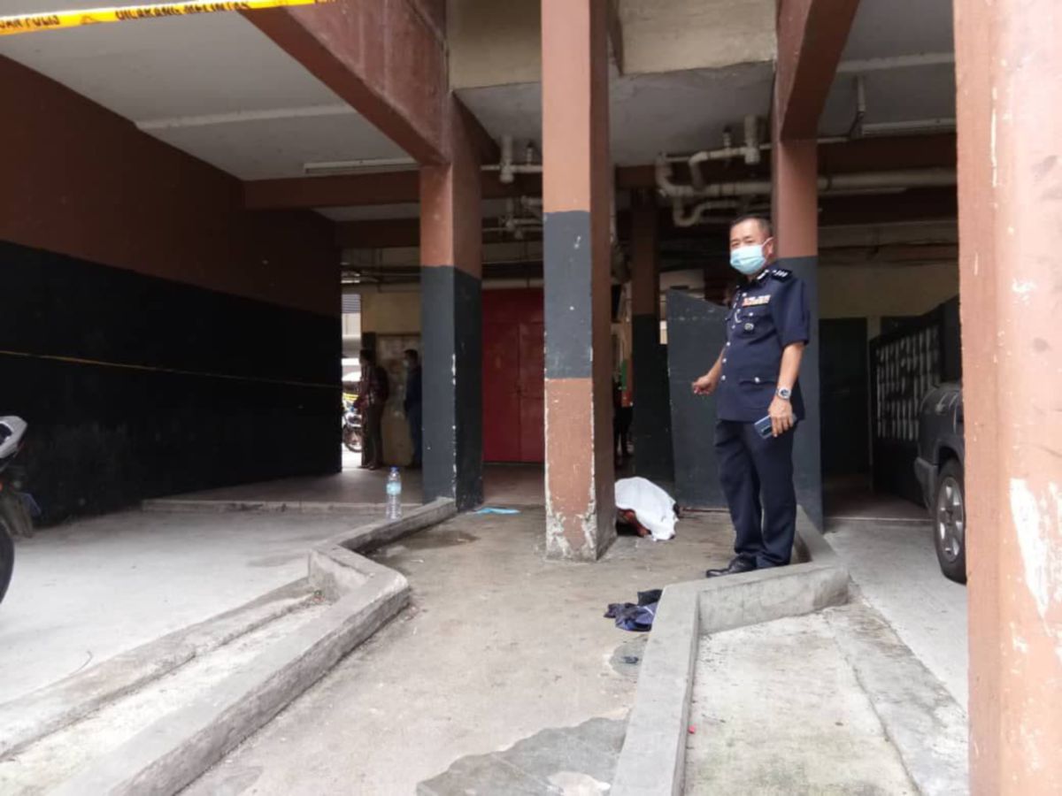 KETUA Polis Daerah Sentul Asisten Komisioner Beh Eng Lai menunjukkan mayat mangsa yang ditemui di koridor luar Blok B PPR Taman Intan Baiduri, Kuala Lumpur, hari ini.