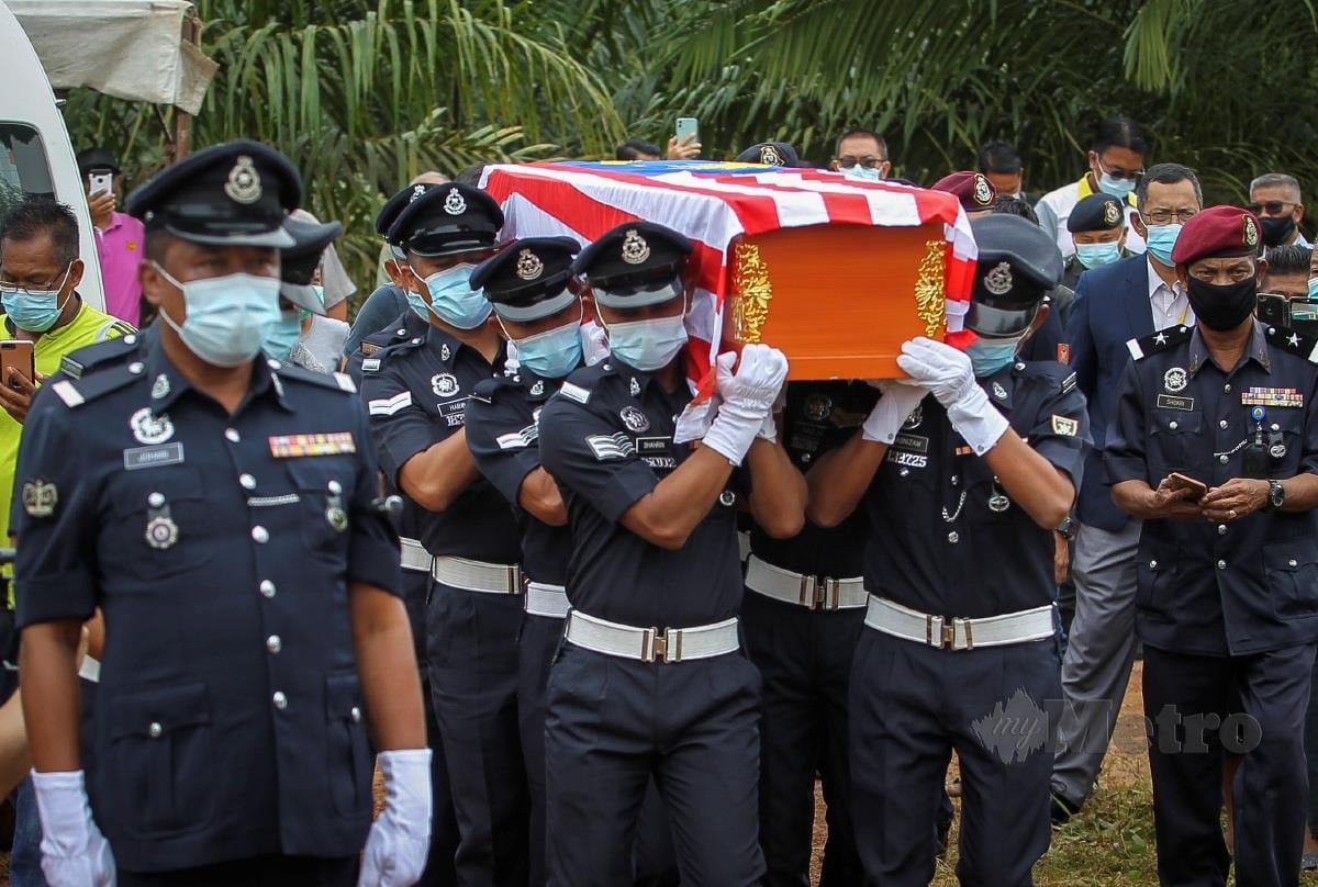 ANGGOTA polis mengusung keranda mendiang Koperal Baharuddin Ramli dalam upacara pengebumian anggota Pasukan Gerakan Am (PGA) Koperal Baharuddin Ramli. FOTO Azrul Edham Mohd Aminuddin