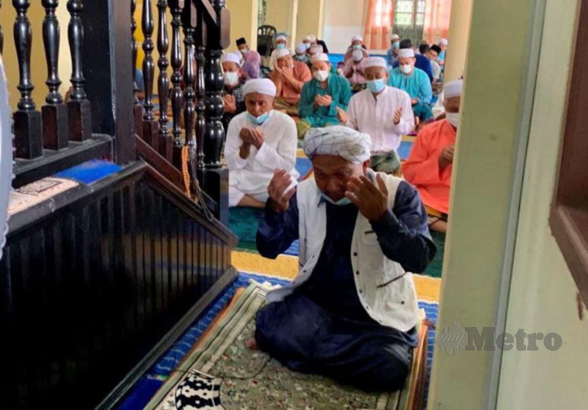 JEMAAH mengaminkan doa di Masjid As-Solihin, Kampung Bendang Pak Yong selepas menunaikan solat Jumaat yang diimamkan Imam Tua, Anuar Daud, kedengaran tersekat-sekat diikuti tangisan kecil ketika membaca doa sejurus selepas solat. FOTO Nik Abdullah Nik Omar
