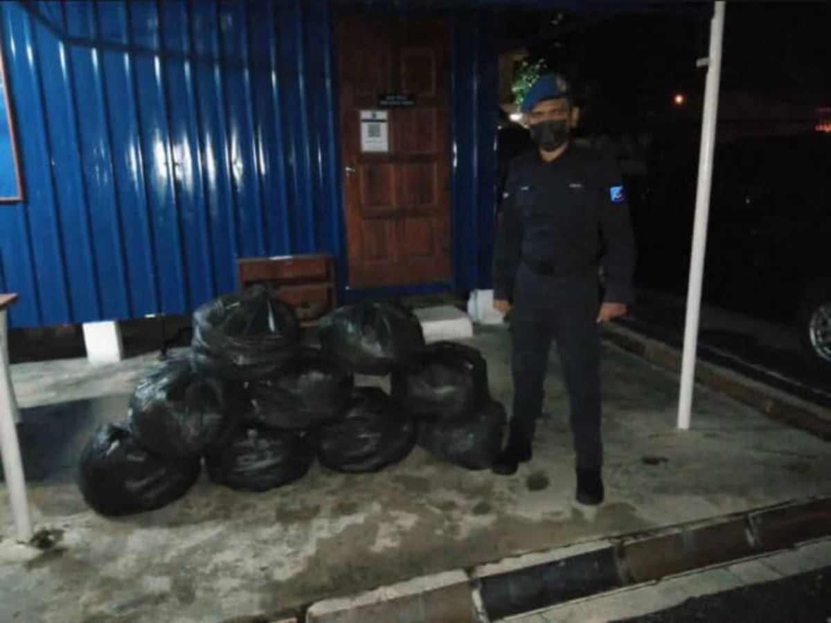 SEBAHAGIAN 200 kilogram daun ketum yang dirampas Pasukan Polis Marin (PPM) Wilayah 1 Langkawi di muara Kuala Perlis. FOTO ihsan PPM