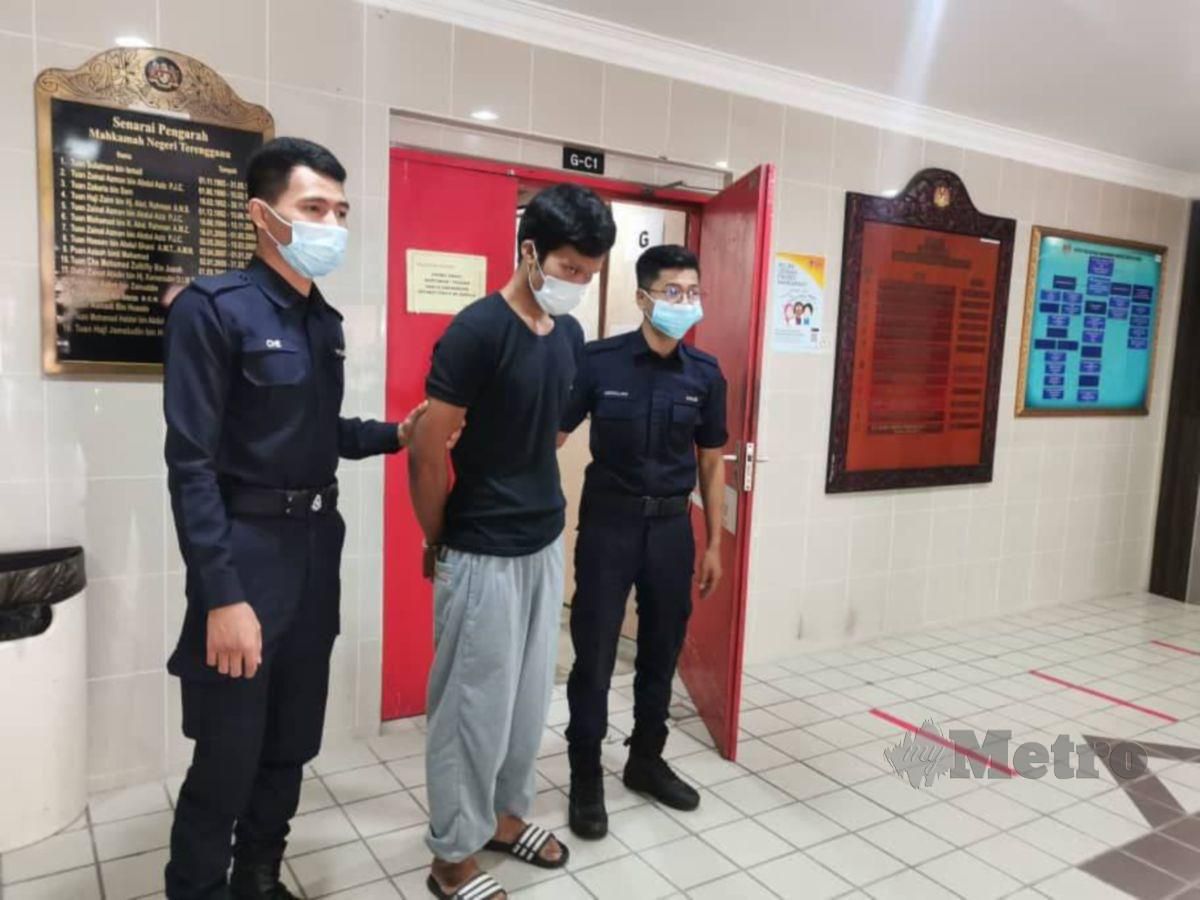 TERTUDUH dihadapkan ke Mahkamah Majistret Kuala Terengganu hari ini atas pertuduhan mengedar dadah jenis methamphetamine seberat 51 gram. FOTO Zatul ffah Zolkiply