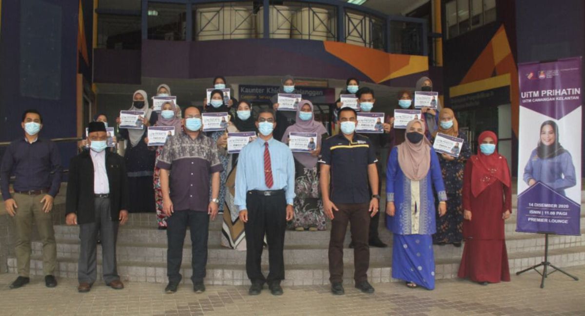 REKTOR UiTM Cawangan Kelantan, Prof Madya Dr Zulkifli Mohamed (empat kanan) bersama pelajar yang menerima sumbangan dalam program Bantuan UiTM Prihatin. FOTO Ihsan UITM
