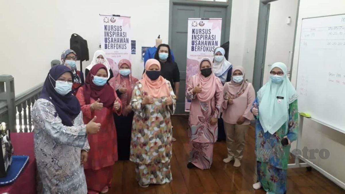 ZAITON (tengah) selepas Majlis Penyerahan PPE Kepada Hospital Sultan Ismail dan Penyerahan Sijil Pẹngarhaan Kod Peserta Jahitan PPE di Pusat Jaya Diri, YPKDT Johor Bahru, Kampung Bahru. FOTO Omar Ahmad