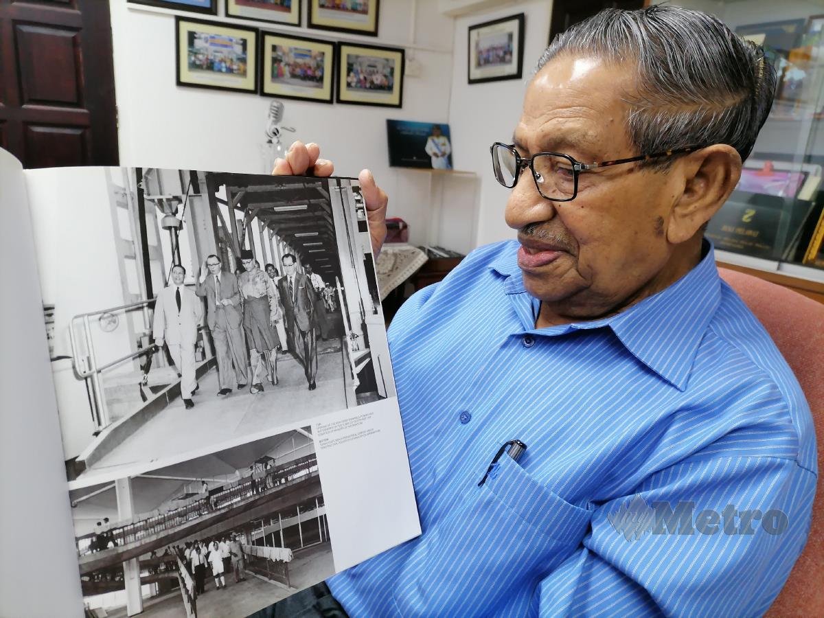TAN Sri Mohd Yussof mengimbas kembali foto pembukaan dan perasmian pengkalan feri Pulau Pinang yang dihadiri Perdana Menteri Pertama Tuanku Abdul Rahman Putra Al-Haj. FOTO Zuhainy Zulkiffli