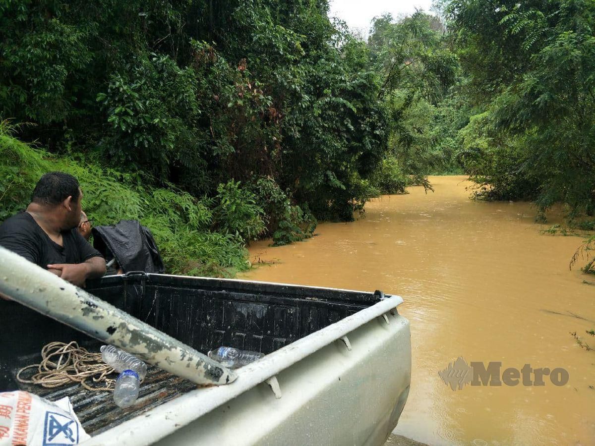 PARAS air Sungai Lebir meningkat mendadak menyebabkan jambatan yang menghubungkan perkampungan Orang Asli, Kampung Pasir Linggi dengan bandar berhampiran tenggelam. FOTO Ramli Ibrahim