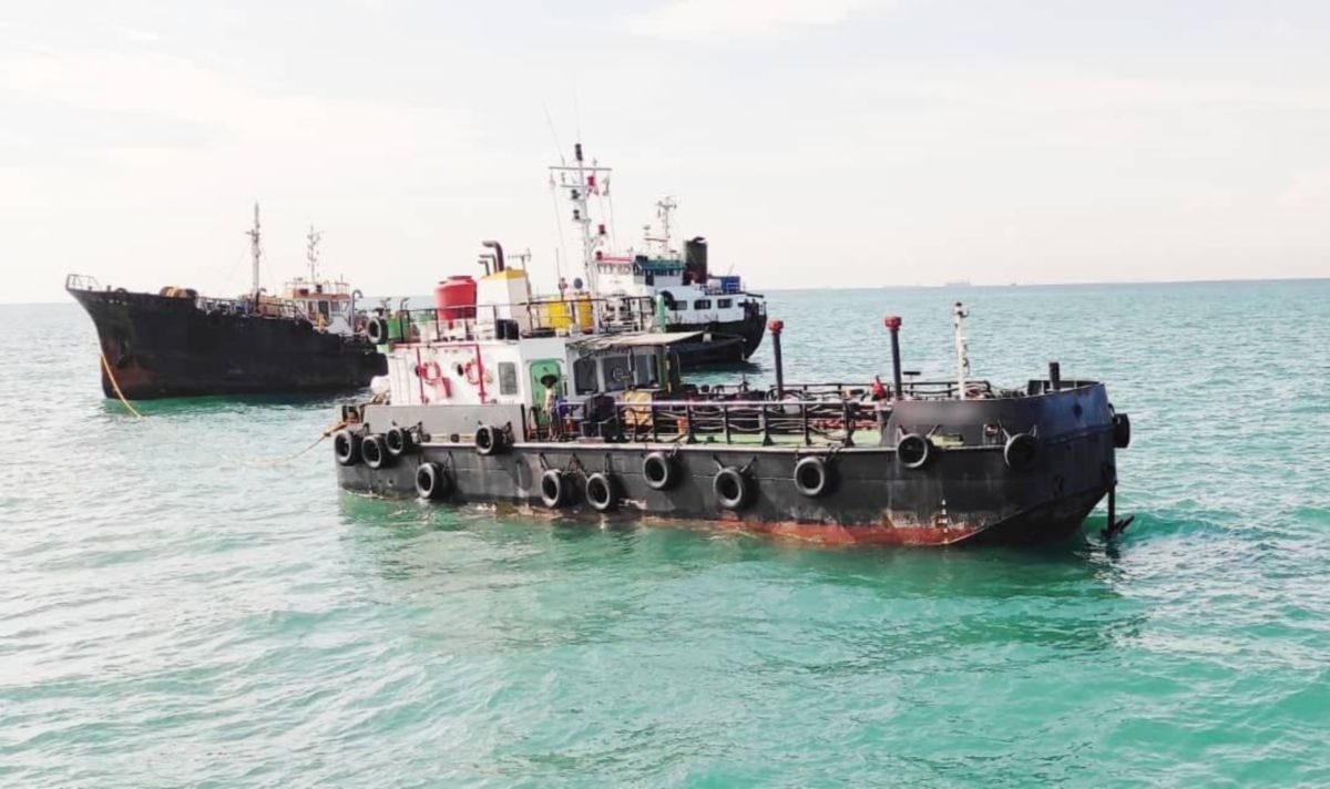 AGENSI Penguatkuasaan Maritim Malaysia menahan sebuah kapal tangki dipercayai bersauh tanpa kebenaran di perairan Tanjung Piai, kira-kira jam 10.30 pagi semalam. FOTO Ihsan APMM