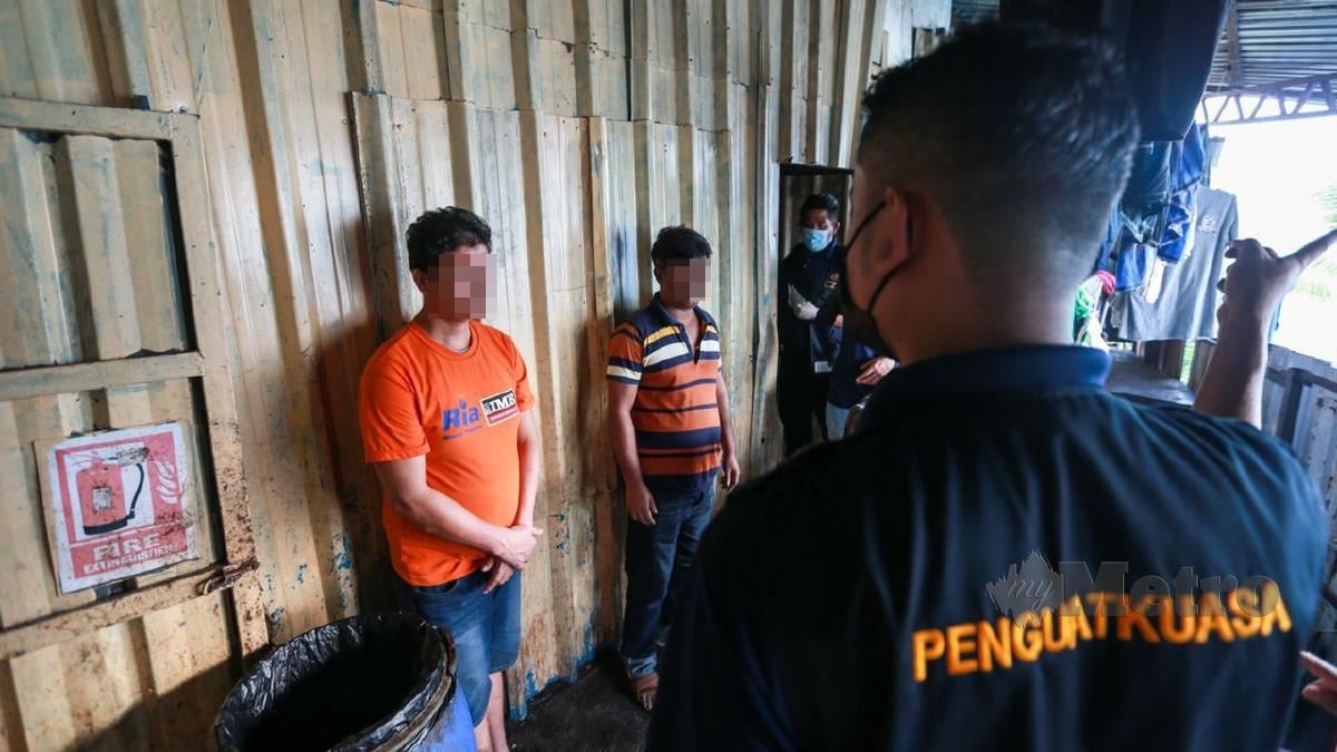 ANGGOTA penguatkuasa Jabatan Tenaga Kerja melakukan siasatan terhadap pekerja asing pada operasi penempatan pekerja warga asing di sebuah kilang pembuatan sarung tangan getah di Simpang Balak, Kajang. FOTO Aswadi Alias