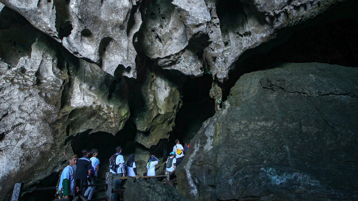 GUA Bewah pamer kecantikan pelbagai bentuk stalaktit dan stalakmit yang terbentuk di dalam gua batu kapur. 