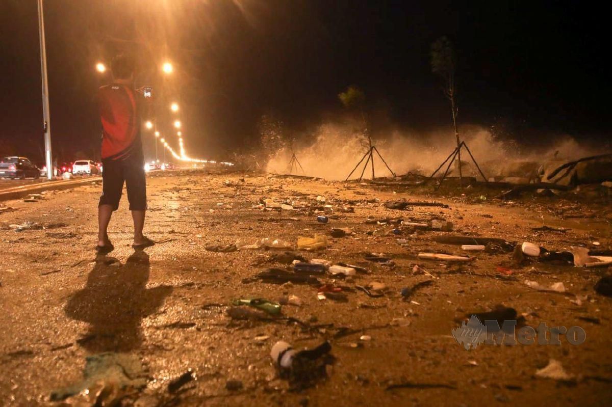 OMBAK besar dan angin kencang membadai di pesisir Pantai Miami, Seberang Takir yang mengakibatkan jalan raya dipenuhi sampah sarap . FOTO Ghazali Kori