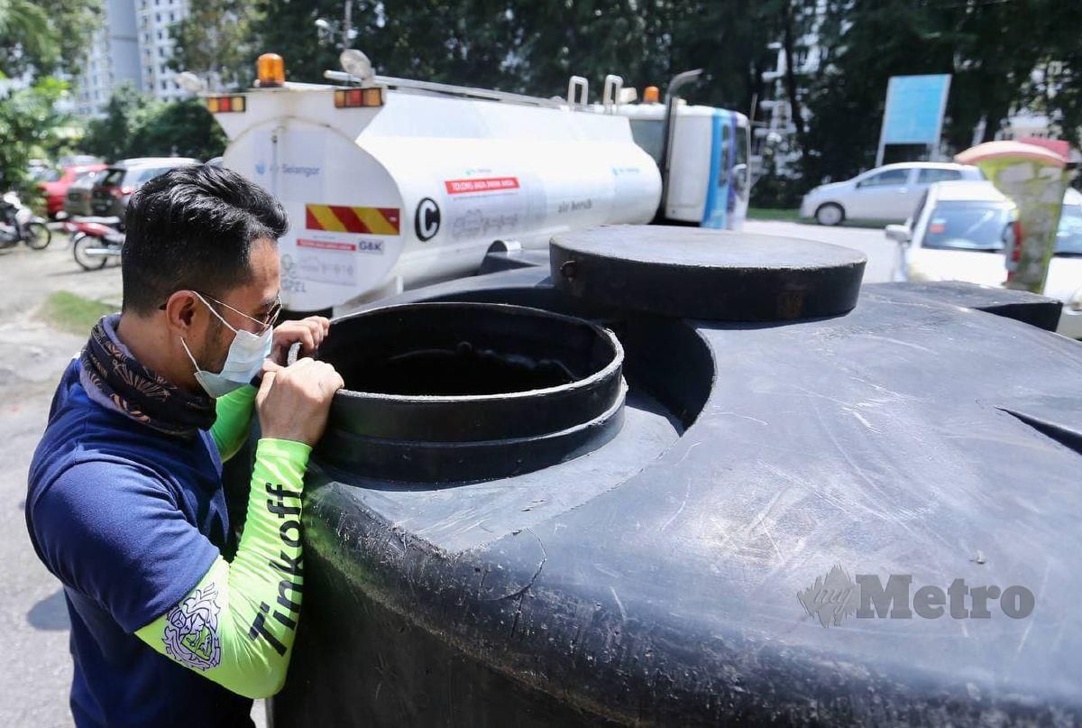 PEKERJA Air Selangor memantau bekalan air di Flat PKNS seksyen 17 yang terputus akibat dari paip putus disebabkan tanah runtuh di Damansara Utama. FOTO Fathil Asri