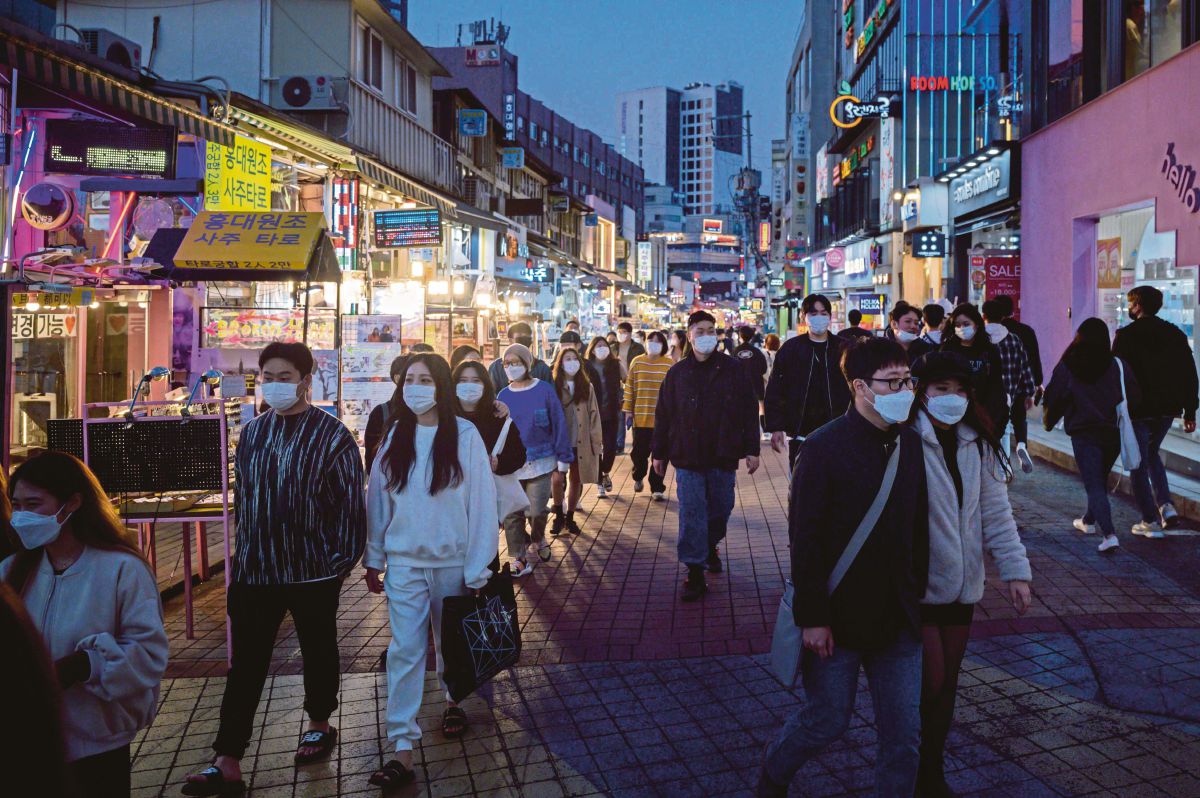 KEADAAN di jalan di daerah Hongdae, Seoul. FOTO AFP