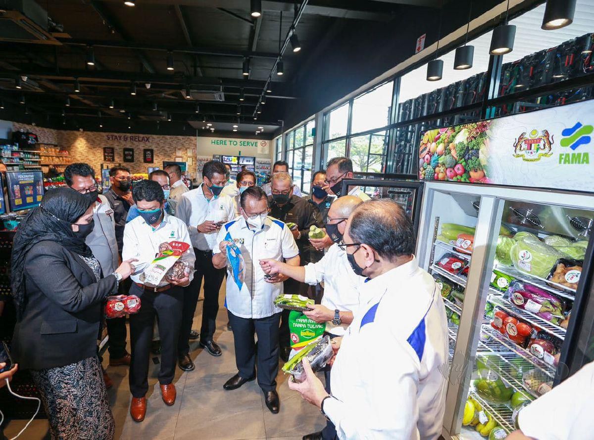 DATUK Sri Alexander Nanta Linggi (tengah) dan turut serta Datuk Seri Dr Ronald Kiandee (dua kiri) melihat produk segar yang terdapat di kedai Mesra. FOTO Aswadi Alias