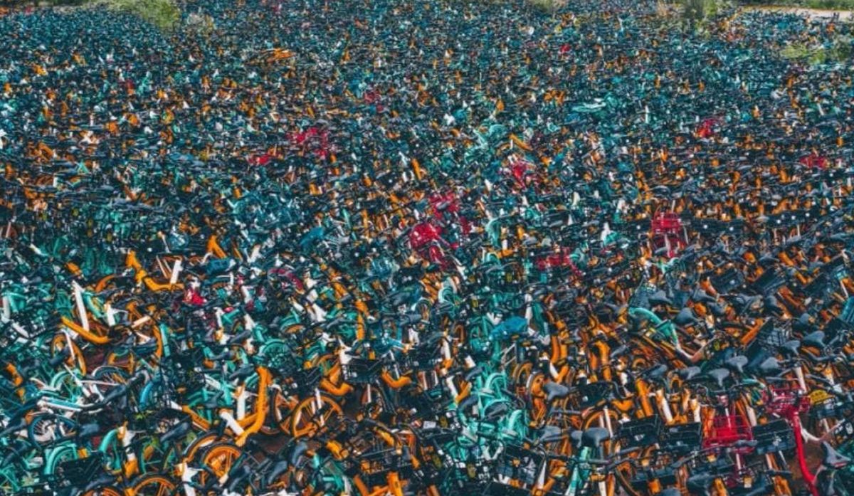 RIBUAN basikal ditempatkan di sebuah kawasan lapang di Chengdu, barat daya China.