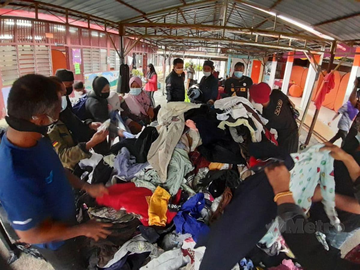 MANGSA banjir sedang memilih pakaian terpakai di pusat pemindahan sementara di Sekolah Kebangsaan Bukit Mentok. FOTO Zatul Iffah Zolkiply