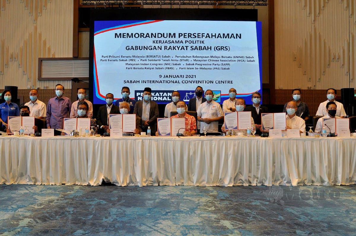 DATUK Seri Hajiji Noor bersama Timbalan Ketua Menteri yang juga Datuk Seri Bung Moktar Radin bersama pemimpin parti Gabungan Rakyat Sabah menunjukkan Memorandum Persefahaman yang ditandatangni. FOTO Mohd Adam Arinin