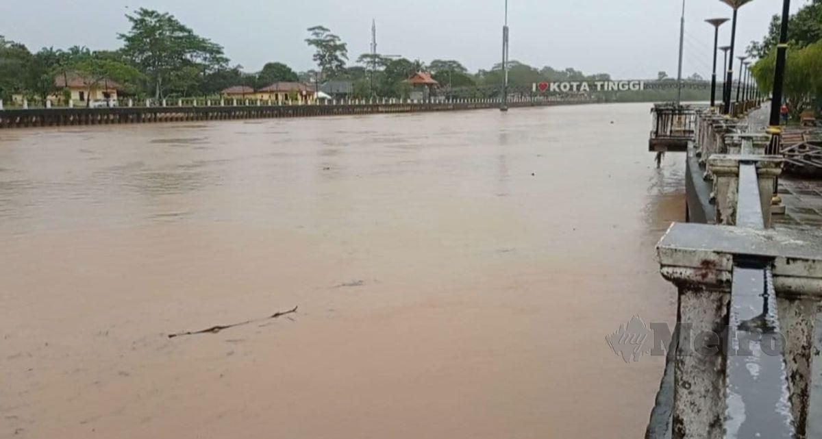 SUNGAI Johor dijangka melimpah susulan hujan lebat di beberapa kawasan sekitar daerah ini yang bukan sahaja akan mengakibatkan banjir terutama di kawasan bandar, selain menyaksikan jalan utama terjejas. FOTO Nurul Amanina Suhaini