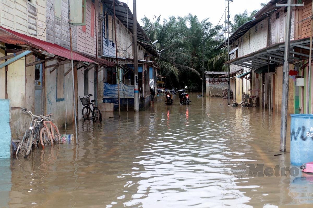 KEADAAN Kampung Kelantan di Kota Tinggi masih dinaiki air banjir selepas hujan di Kota Tinggi beberapa hari lalu. FOTO Zain Ahmed