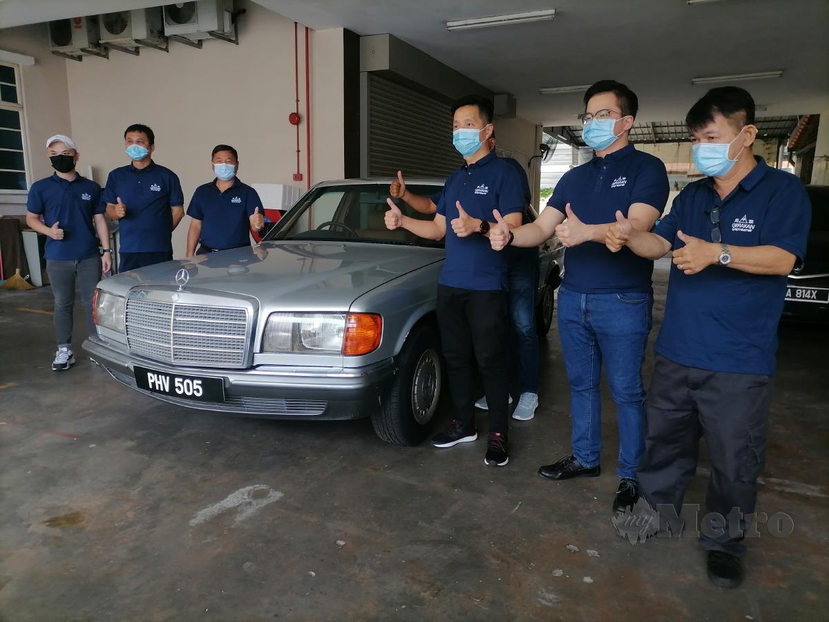 OH Tong Keong (tiga dari kanan), bersama kenderaan rasmi Mercedes Benz 380 SE yang digunakan mendiang Tun Dr Lim Chong Eu pada tahun 1982 hingga 1995 semasa memegang jawatan Ketua Menteri dan kini masih berada dalam keadaan baik. FOTO Zuhainy Zulkiffli