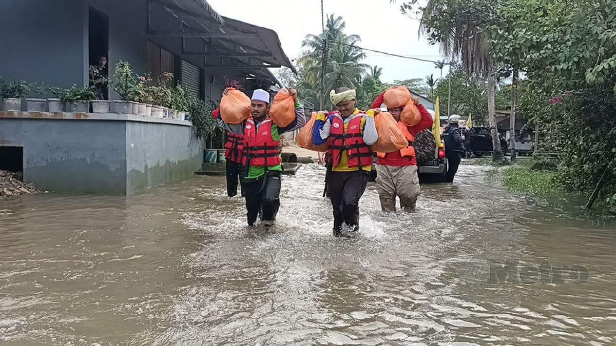 SEBANYAK 200 pek barangan makanan dan kit kebersihan diri diagihkan kepada penduduk Kampung Jejulok yang dilanda banjir termenung. FOTO Siti Rohana Idris