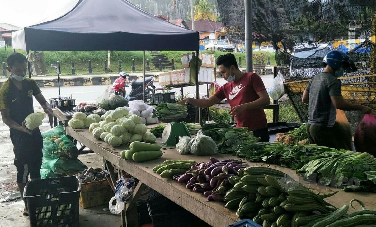 PASARAN harga sayur sekitar Bandar Gua Musang melambung hingga menimbul keresahan kepada pengguna. FOTO Ramli Ibrahim