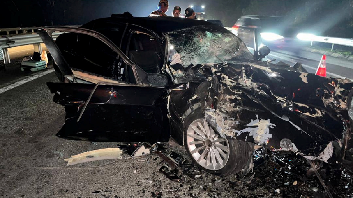 Keadaan kereta BMW selepas kemalangan mengorbankan semua pemandu dan penumpang di KM 123.6 Lebuhraya Plus, dekat Yong Peng malam tadi. Gambar Ihsan BOMBA