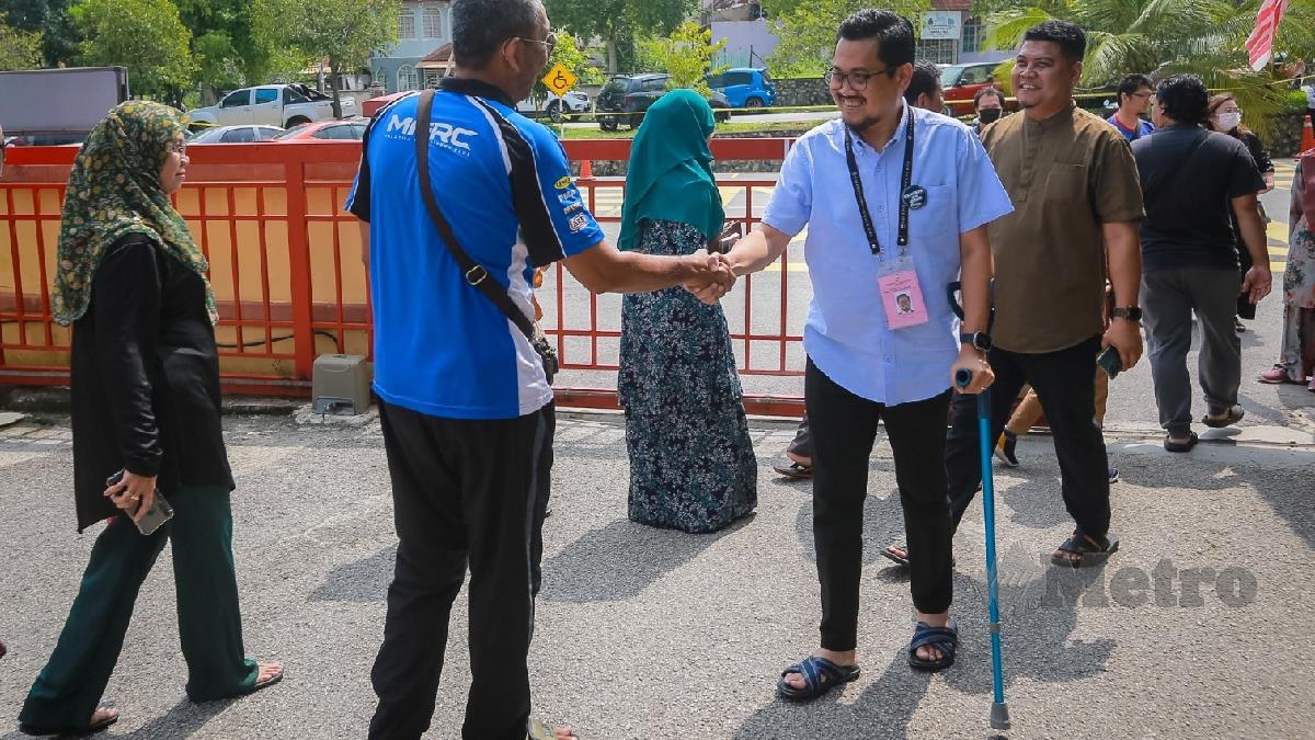 Harrison Hassan bertemu bersama pengundi ketika membuat lawatan pada Pilihan Raya Negeri (PRN) Selangor bagi Dewan Undangan Negeri (DUN) Jeram di Sekolah Kebangsaan Puncak Alam 2. FOTO ASYRAF HAMZAH