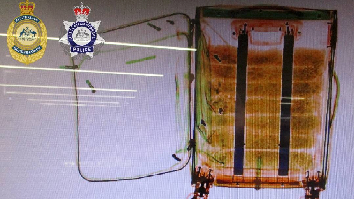 Beg pakaian didakwa mengandungi tiga kilogram methamphetamine. Gambar melalui AFP