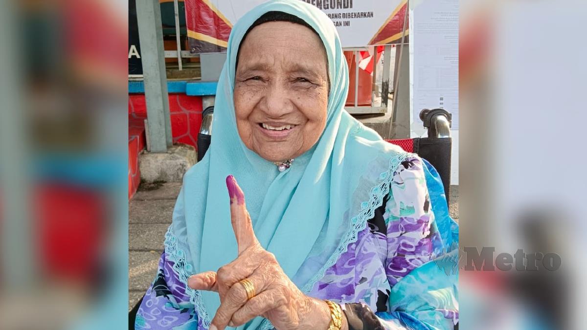 Aminah Mohd Sultan selesai menunaikan tanggungjawab mengundi bagi Pilihan Raya Negeri (PRN) Selangor hari ini. STR/RUWAIDA MD ZAIN
