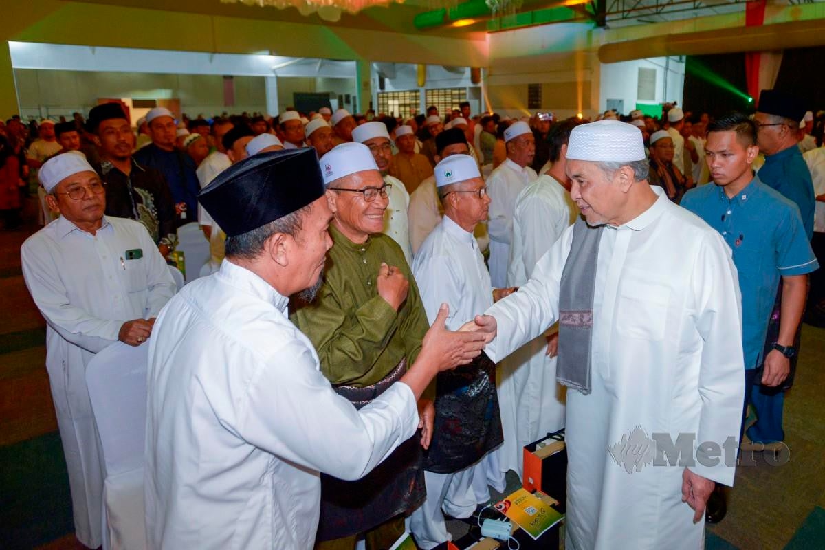 Timbalan Perdana Menteri, Datuk Seri Dr Ahmad Zahid Hamidi bersalaman dengan tetamu yang hadir pada FELDA Berselawat sempena Sambutan Peneroka FELDA 2024 di Taman Ekspo Pertanian Malaysia (MAEPS), Serdang. FOTO AIZUDDIN SAAD