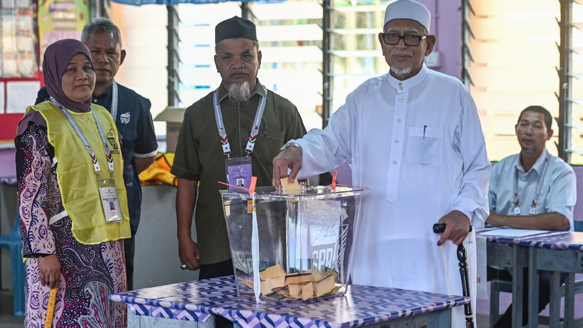TAN Sri Abdul Hadi Awang selesai mengundi di DUN 19 Ru Rendang di Pusat Mengundi Sekolah Kebangsaan Rusila. FOTO BERNAMA